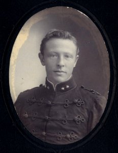 KITLV - 178643 - Kurkdjian, N.V. Fotografisch Atelier O. - Soerabaia-Java - Portrait of a soldier of the KNIL (Dutch colonial army) at Surabaya - circa 1905