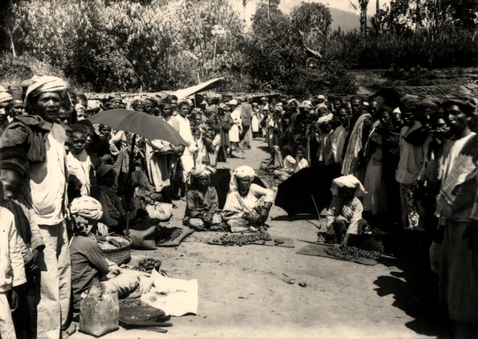 KITLV - 183060 - Demmeni, J. - Market on Sumatra - circa 1910