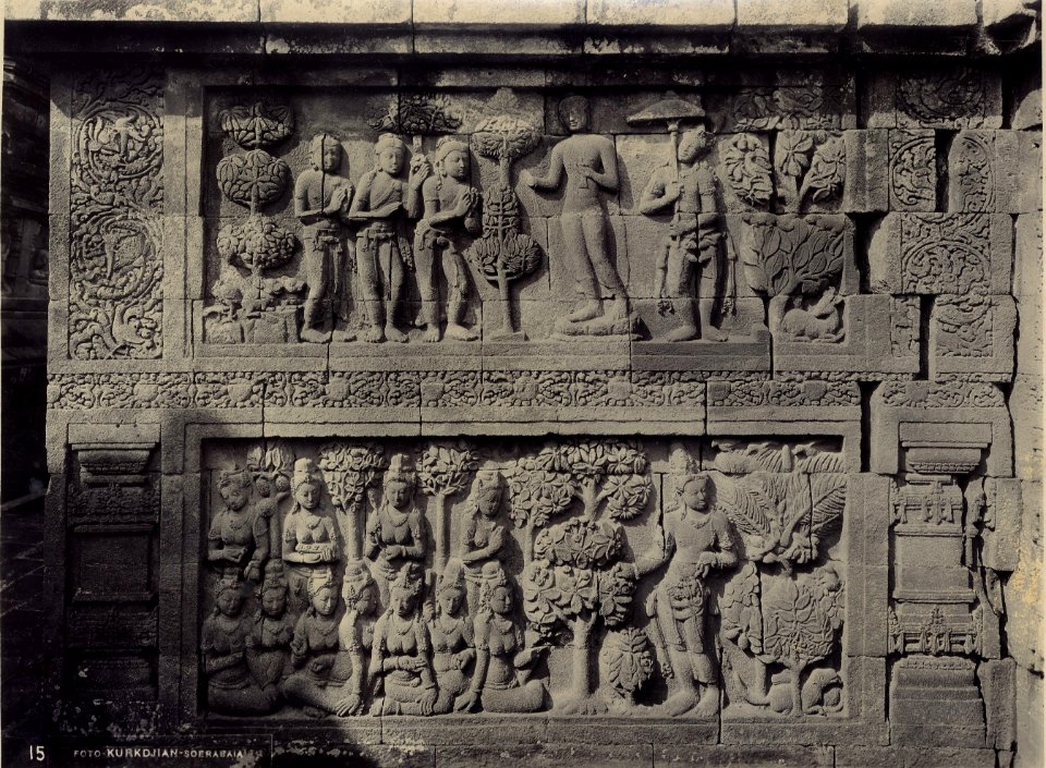 KITLV - 183364 - Kurkdjian, N.V. Photografisch Atelier - Soerabaia-Java - Relief, presumably at Borobudur in Magelang - circa 1920
