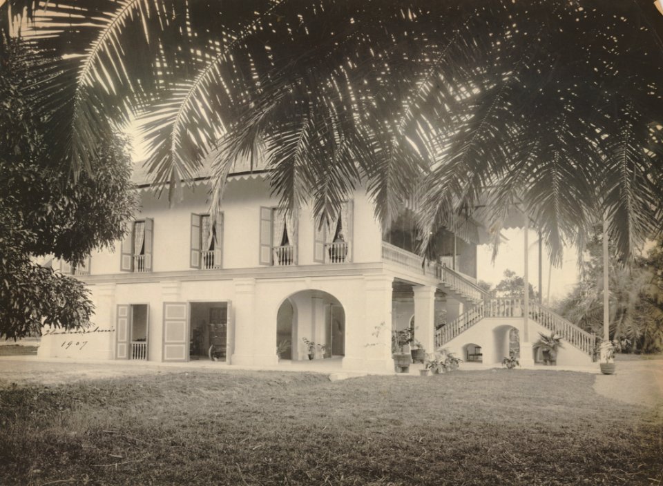 KITLV - 114785 - Kleingrothe, C.J. - Medan - Administrator's house, presumably in the east coast of Sumatra - 1907