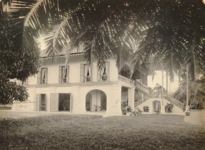 KITLV - 114785 - Kleingrothe, C.J. - Medan - Administrator's house, presumably in the east coast of Sumatra - 1907