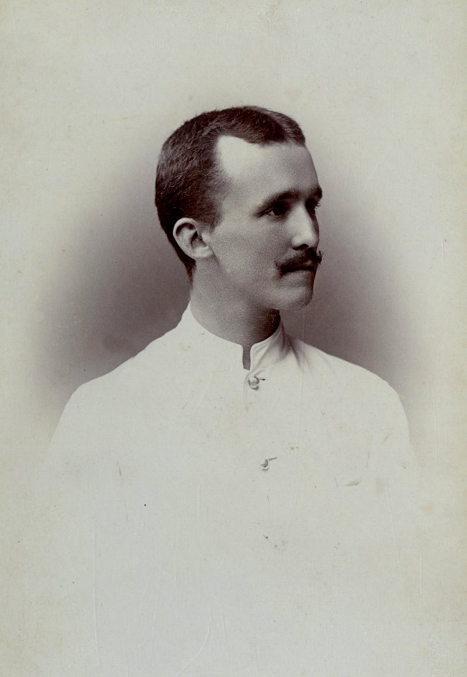 KITLV - 178701 - Stafhell & Kleingrothe - Medan-Deli - Portrait of a European man Medan, Sumatra - 1897-11