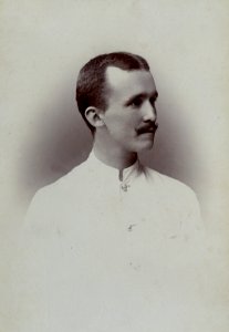 KITLV - 178701 - Stafhell & Kleingrothe - Medan-Deli - Portrait of a European man Medan, Sumatra - 1897-11