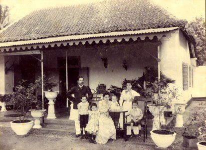KITLV - 183746 - Kurkdjian, N.V. Photografisch Atelier - Soerabaia-Java - Plas family in front of the verandah of their house, probably in or near Surabaya - circa 1910