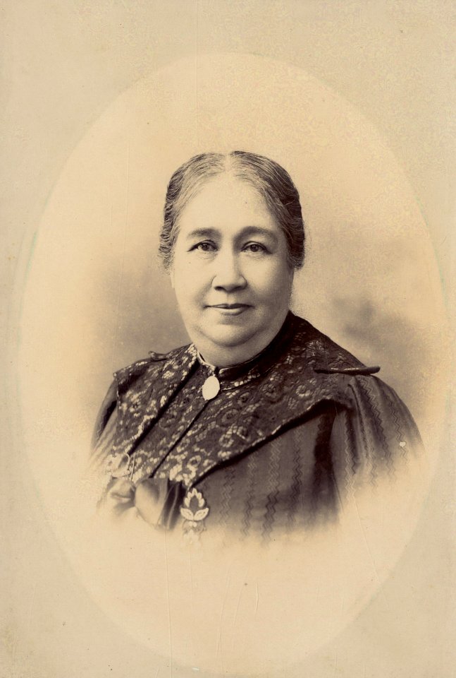 KITLV - 178728 - Kurkdjian, Ohannes - Soerabaya - Portrait of a Eurasian woman in Surabaya - circa 1900