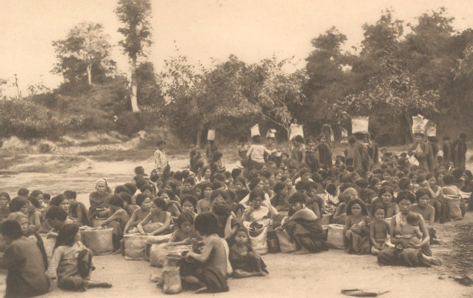 KITLV - 101096 - Kleingrothe, C.J. - Medan - Women at a market Pangoeroean on Samosir - circa 1905