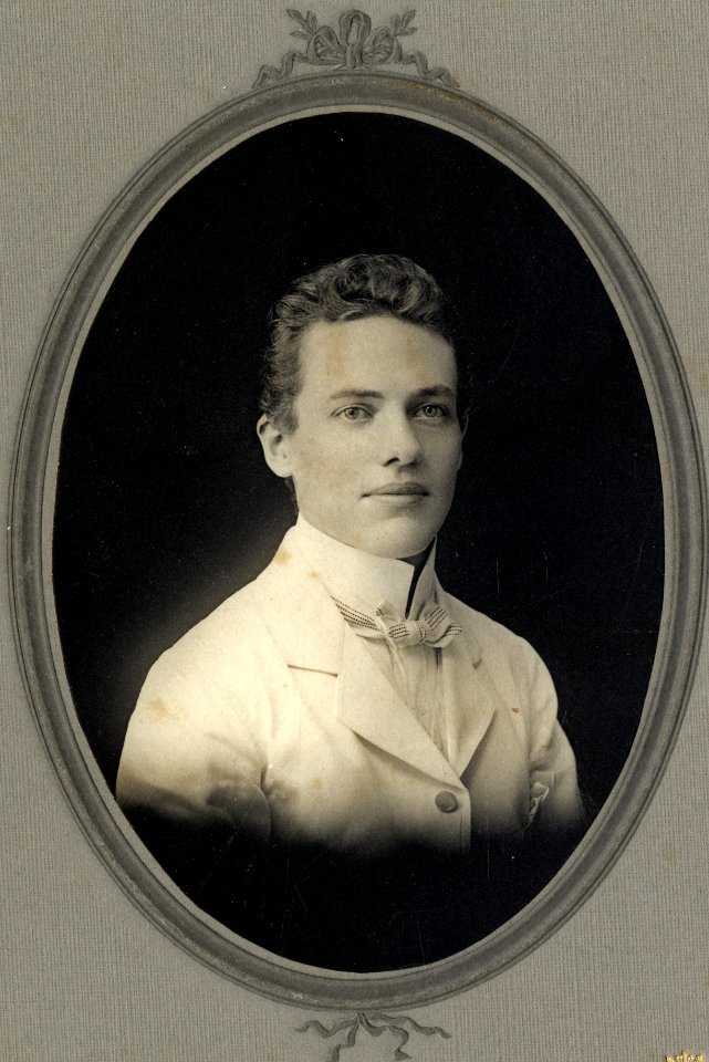 KITLV - 178871 - Kurkdjian, N.V. Photografisch Atelier O. - Soerabaia-Java - Portrait of R.F. Küpper in Surabaya - circa 1910