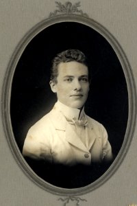 KITLV - 178871 - Kurkdjian, N.V. Photografisch Atelier O. - Soerabaia-Java - Portrait of R.F. Küpper in Surabaya - circa 1910