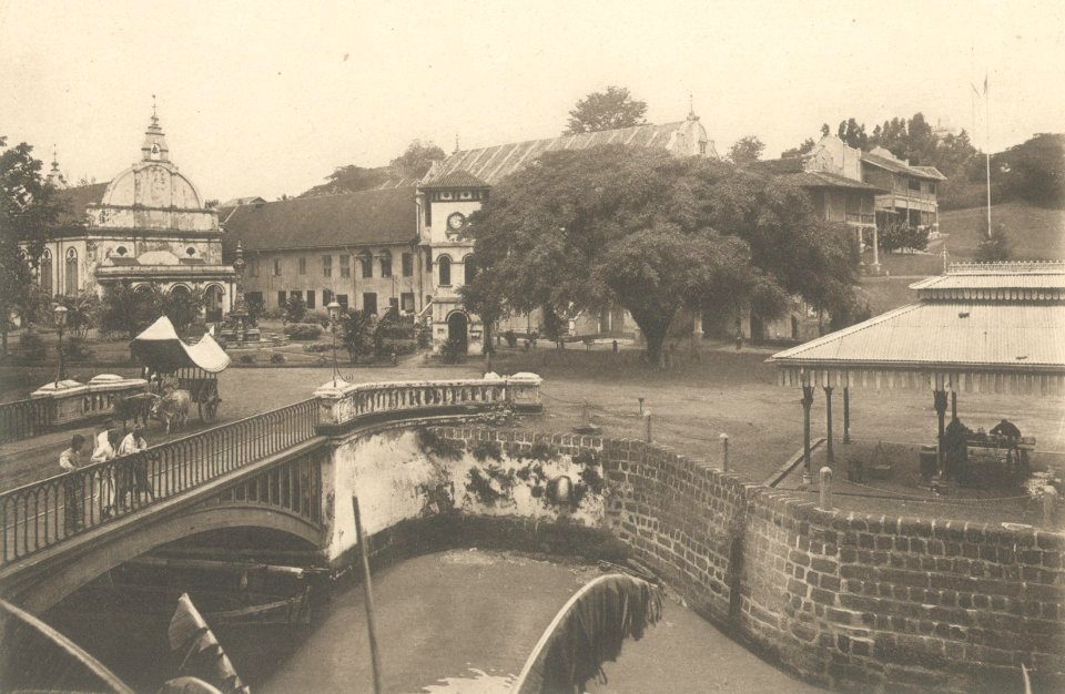 KITLV - 101100 - Kleingrothe, C.J. - Medan - Dutch Reformed Church (left) and the Stadt Huys (center behind the tree) at Malacca (Melaka) in Malaysia - circa 1905
