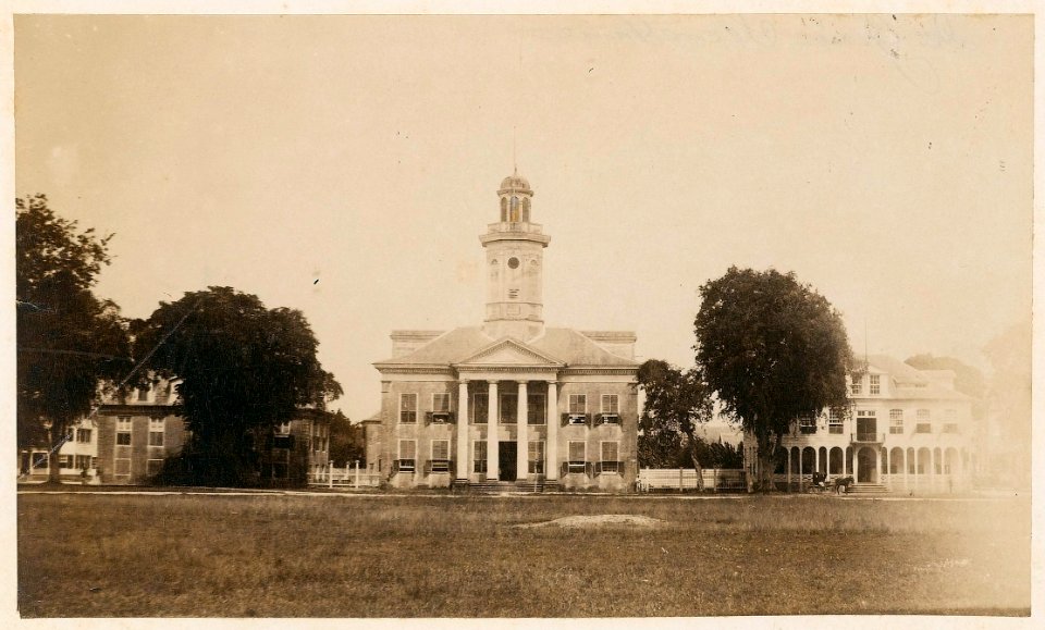 KITLV - 11637 - Government offices at Government Square in Paramaribo - 1892-02-19- 1892-02-25