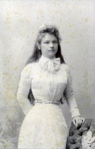 KITLV - 179662 - Kurkdjian, Ohannes - Soerabaya - Studio portrait of Annie Berretty at the age of seventeen in Surabaya - 829