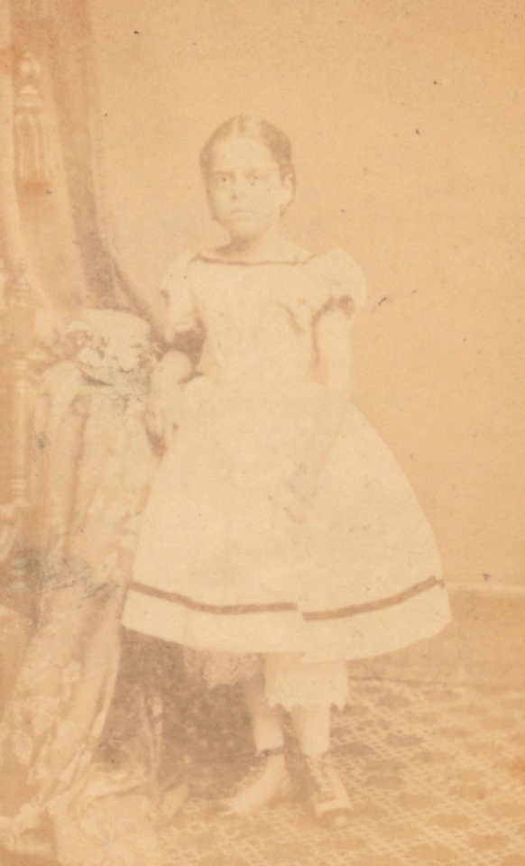 KITLV - 118372 - Henschel & Co., A. - Anna Marie Philippina Vlier, presumably in Paramaribo - 1865