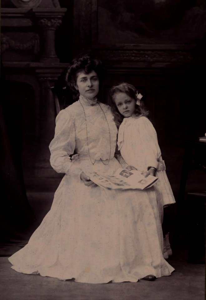KITLV - 119438 - Kurkdjian, Ohannes N.V. fotografisch Atelier - Soerabaia-Java - European woman with her daughter in a photo studio in Surabaya - circa 1910