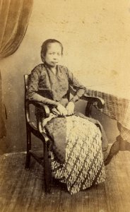 KITLV - 179939 - Buwalda, K. - Studio portrait of Raden Ayu Adhipatti Aria Tjokronegoro of Sidoardjo - circa 1868