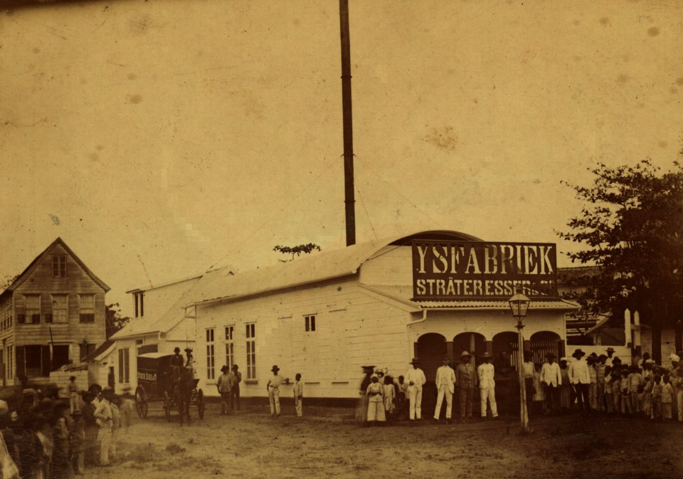 KITLV - 122771 - Siza, H. - Surinam - Ice factory of Sträter, Esser & Co. Firm at Paramaribo - circa 1895