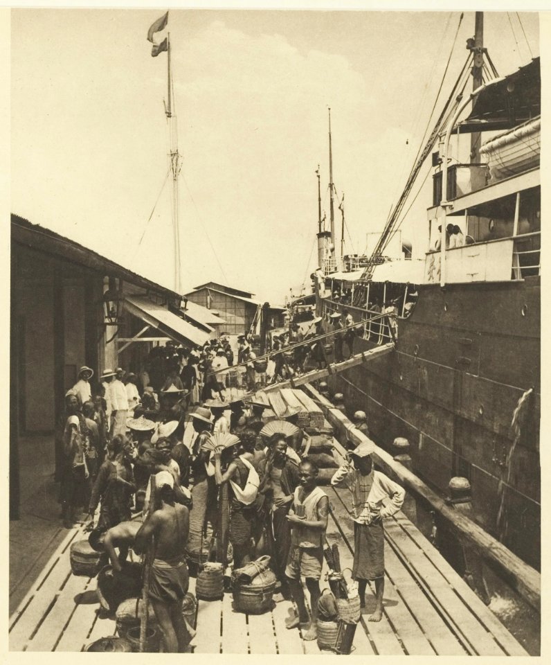 KITLV - 2565 - Kleingrothe, C.J. - Medan - Arrivals of South Chinese contract workers in the port of Belawan at the east coast of Sumatra - circa 1903