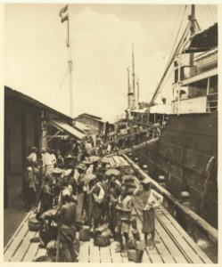 KITLV - 2565 - Kleingrothe, C.J. - Medan - Arrivals of South Chinese contract workers in the port of Belawan at the east coast of Sumatra - circa 1903
