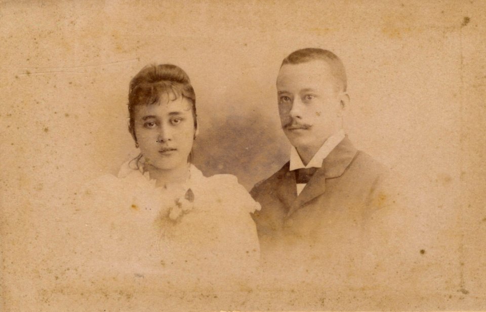 KITLV - 179956 - Lambert & Co, G.R. - Singapore - Portrait of an Indo-European couple at Singapore - 1898-05-28