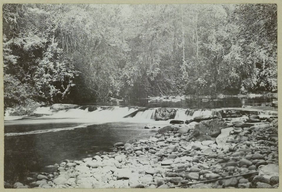 KITLV - 25664 - Demmeni, J. - Waterfall in the Bloeoe river at the mouth of the Dingei above the hunting station of the expedition members was in Central Borneo - 1896-10