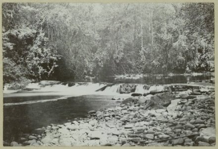 KITLV - 25664 - Demmeni, J. - Waterfall in the Bloeoe river at the mouth of the Dingei above the hunting station of the expedition members was in Central Borneo - 1896-10