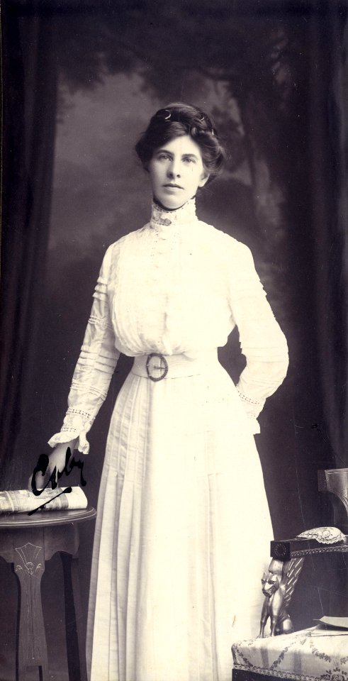KITLV - 180164 - Kurkdjian, N.V. Photografisch Atelier - Soerabaia-Java - Studio portrait of a European woman in Surabaya - circa 1910