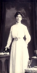 KITLV - 180164 - Kurkdjian, N.V. Photografisch Atelier - Soerabaia-Java - Studio portrait of a European woman in Surabaya - circa 1910