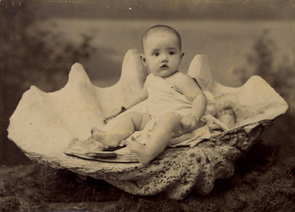 KITLV - 124851 - Kurkdjian, Ohannes - Soerabaya - Baby in Surabaya - 1895-1910
