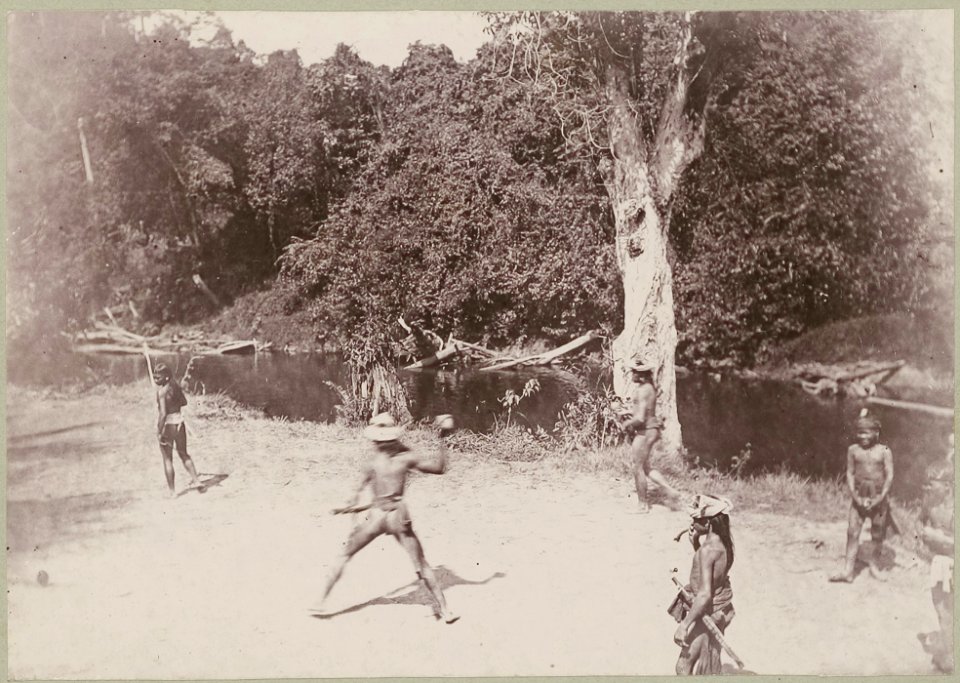 KITLV - 25668 - Demmeni, J. - Top game of the Kayan Dayaks at the Bloeoe River - Upper Mahakam, Central Borneo, the second player tries to eject the top of his predecessor - 1896-1897
