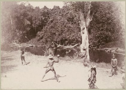 KITLV - 25668 - Demmeni, J. - Top game of the Kayan Dayaks at the Bloeoe River - Upper Mahakam, Central Borneo, the second player tries to eject the top of his predecessor - 1896-1897