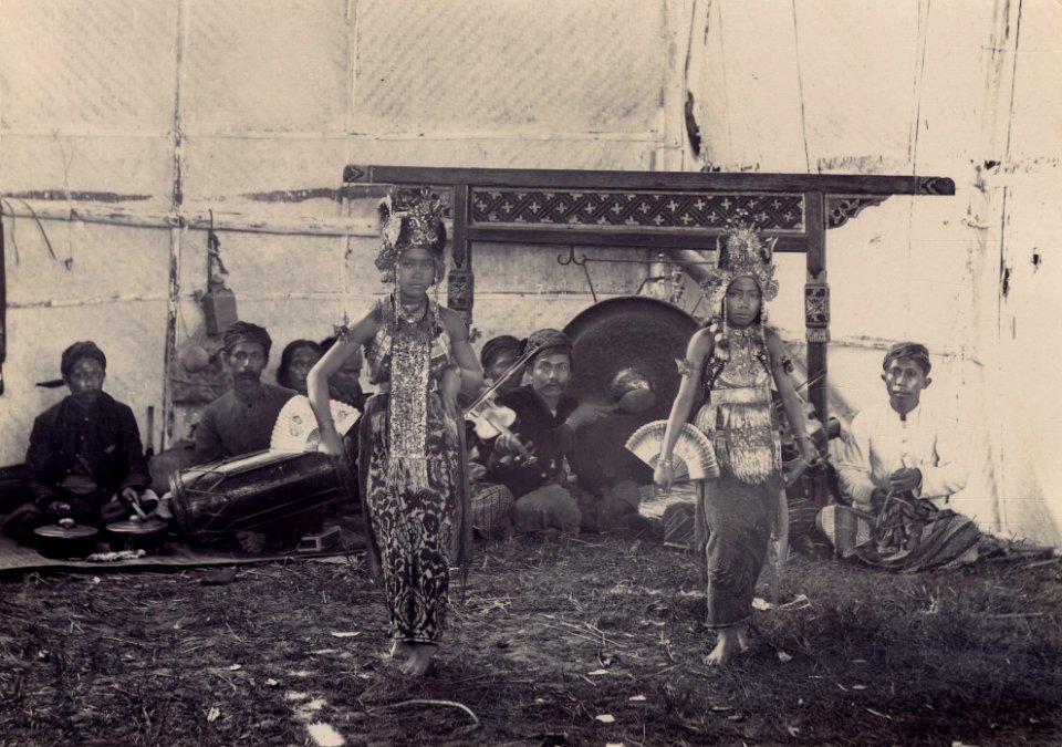 KITLV - 180268 - Kurkdjian, Ohannes - Gandrung Bali female dancers and orchestra at the pasar malam in Surabaya - 1905-05- 1906-05