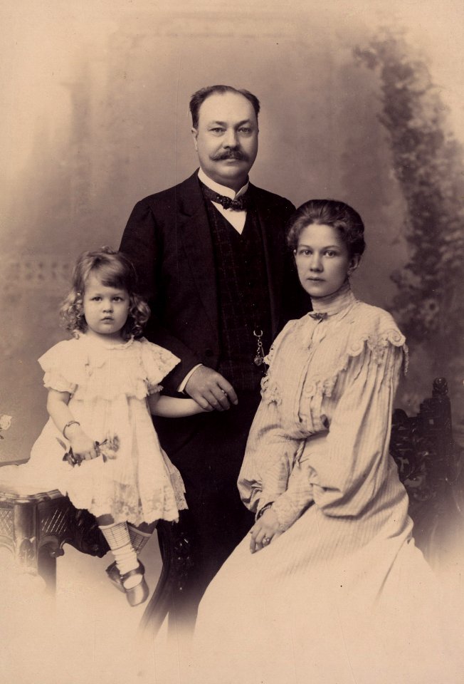 KITLV - 124900 - Kurkdjian, Ohannes - Soerabaya - European woman with man and child, possibly in Surabaya - 1890-1910
