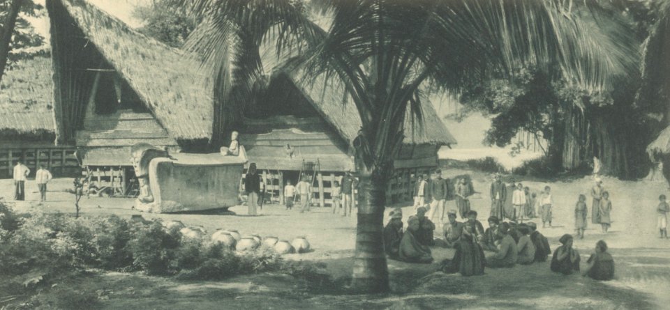 KITLV - 101140 - Kleingrothe, C.J. - Medan - Tomb of a Rajah (left) at Huta Radja on Samosir - circa 1905