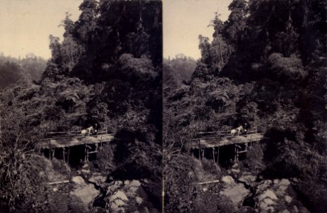 KITLV - 180503 - Kurkdjian, Ohannes - Soerabaya - Bridge over a river in Java - circa 1900