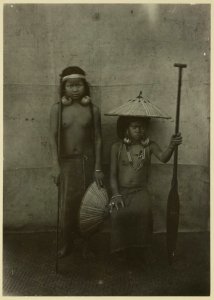 KITLV - 25676 - Demmeni, J. - Wauw Durang and Erak, two young women of the Kayan, Upper Mahakam, Central Borneo - 1898-1900