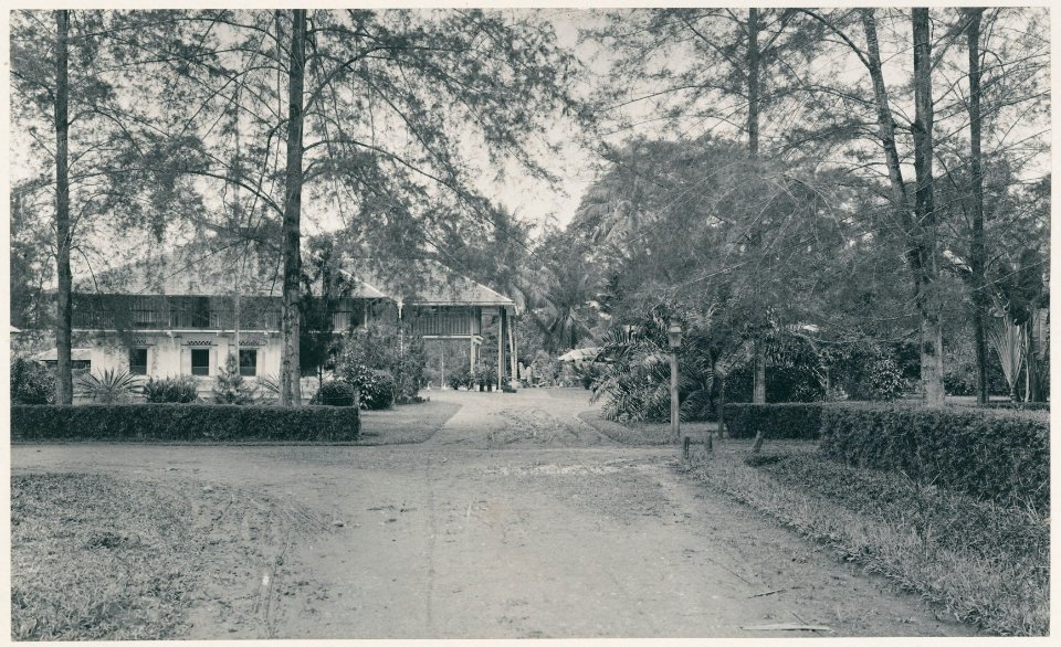 KITLV - 12590 - Kleingrothe, C.J. - Medan - House of the chief administrator of tobacco plantation Tanjung Morawa (Tandjoeng-Morawa) near Batangkuwis in Deli - 1903