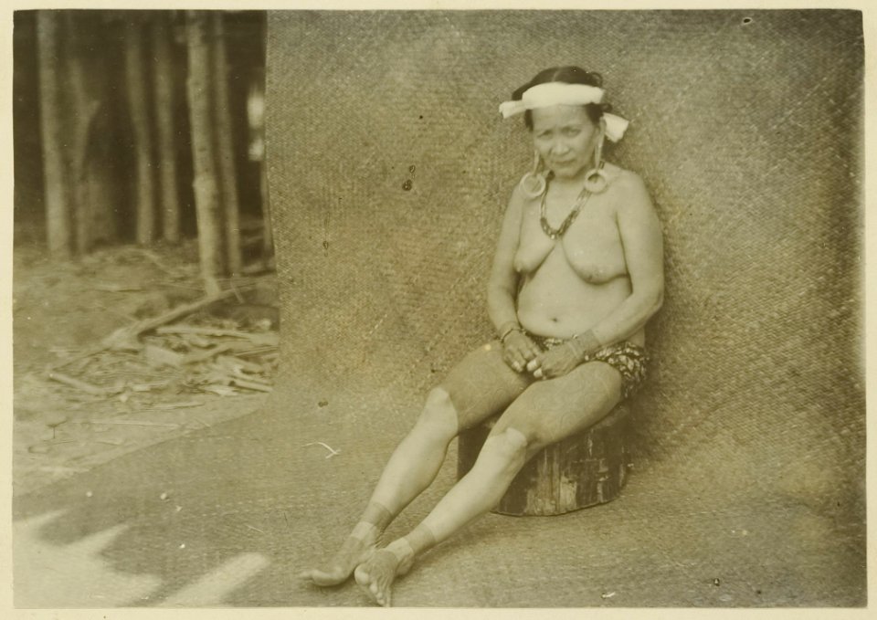 KITLV - 25684 - Demmeni, J. - Edoh, a Longglat woman at Long Tepai, Upper Mahakam, Central Borneo, with hand, foot and thigh tattoo - 1898-1900