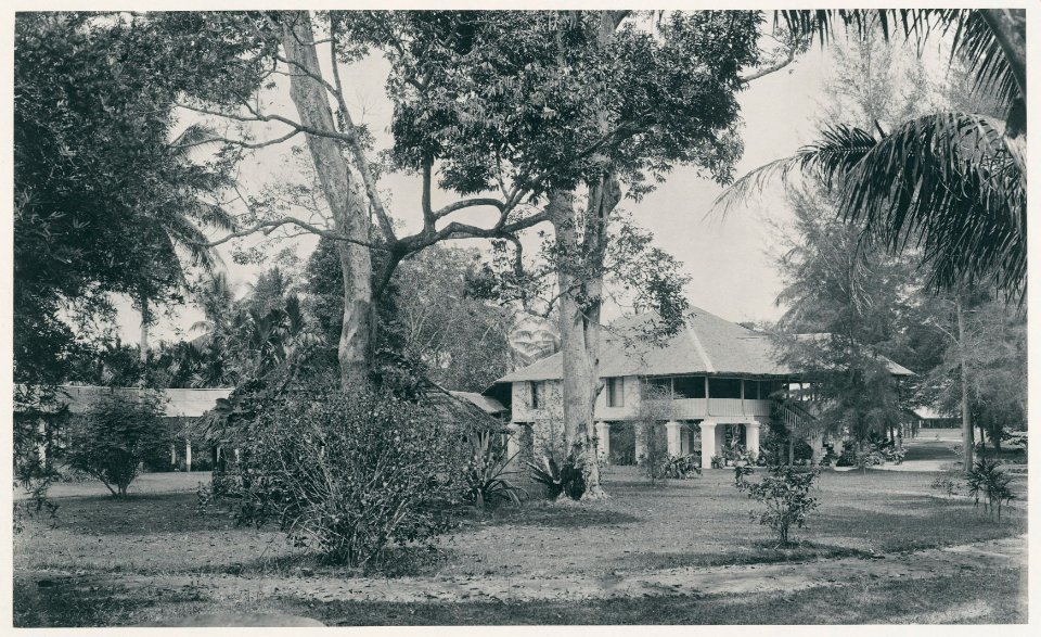 KITLV - 12598 - Kleingrothe, C.J. - Medan - Administrator's house at the tobacco estate Tanjung Morawa Kiri (Tandjoeng-Morawa Kiri) between Batangkuwis and Lubuk Pakam, Deli Serdang - 1903