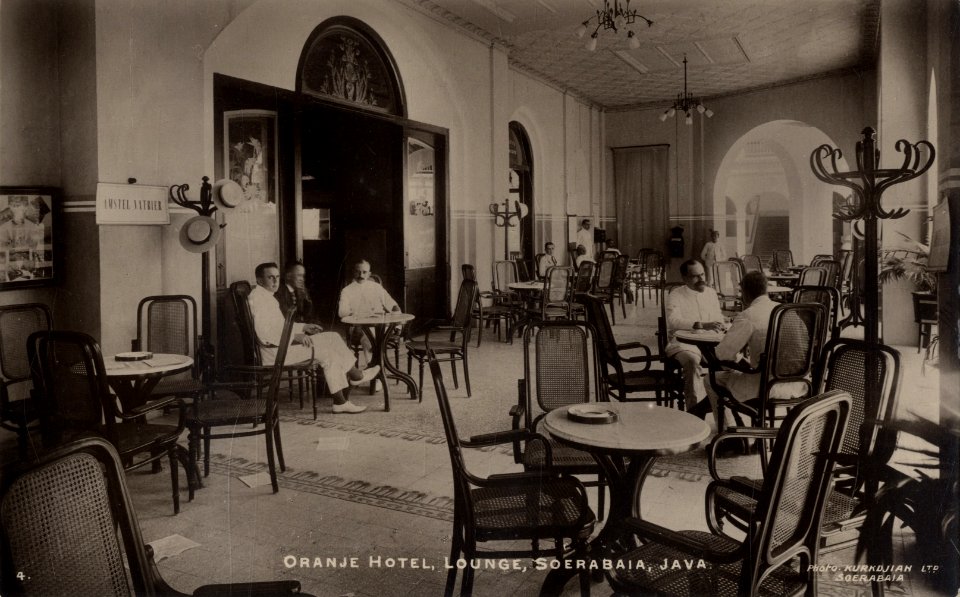 KITLV - 181249 - Kurkdjian - Soerabaia - Lounge of the Oranje Hotel in Surabaya - circa 1920