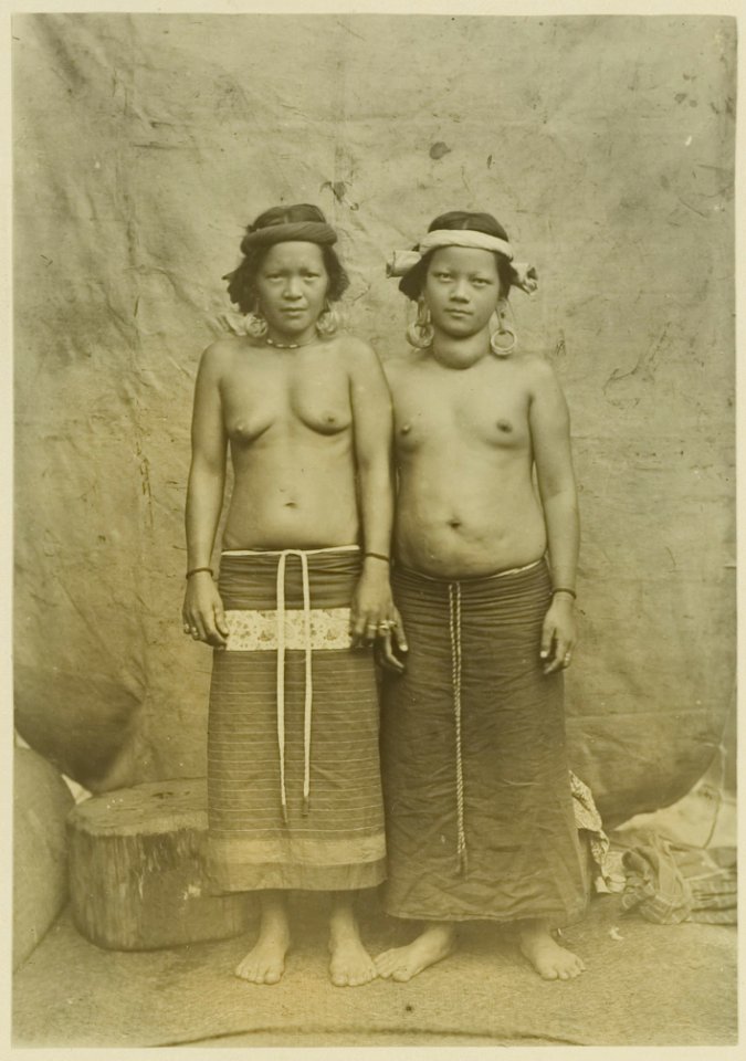 KITLV - 25692 - Demmeni, J. - Kehad Mè-è and Dahei Kwing, two Kayan women in everyday clothes, Upper Mahakam, Central Borneo - 1898-1900