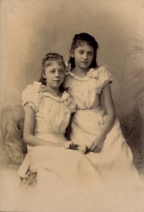 KITLV - 181410 - Kurkdjian, Ohannes - Soerabaya - Studio portrait of two European girls in Surabaya - 1901