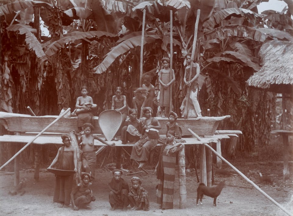 KITLV - 103478 - Stafhell & Kleingrothe - Medan-Deli - Batak women pounding rice near Bedagai in the east coast of Sumatra - circa 1890