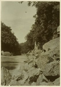 KITLV - 25696 - Demmeni, J. - The Kiham Halo (rapid), Upper Mahakam, Central Borneo - 1898-1900
