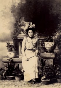 KITLV - 181444 - Sze-Yuen-Ming - Shanghai - Studio portrait of Mrs. Kremer at Shanghai - 1899-10