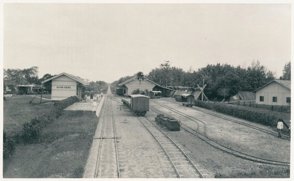 KITLV - 12606 - Kleingrothe, C.J. - Medan - Railway station with narrow gauge tracks at Batangkuwis in Deli - 1903