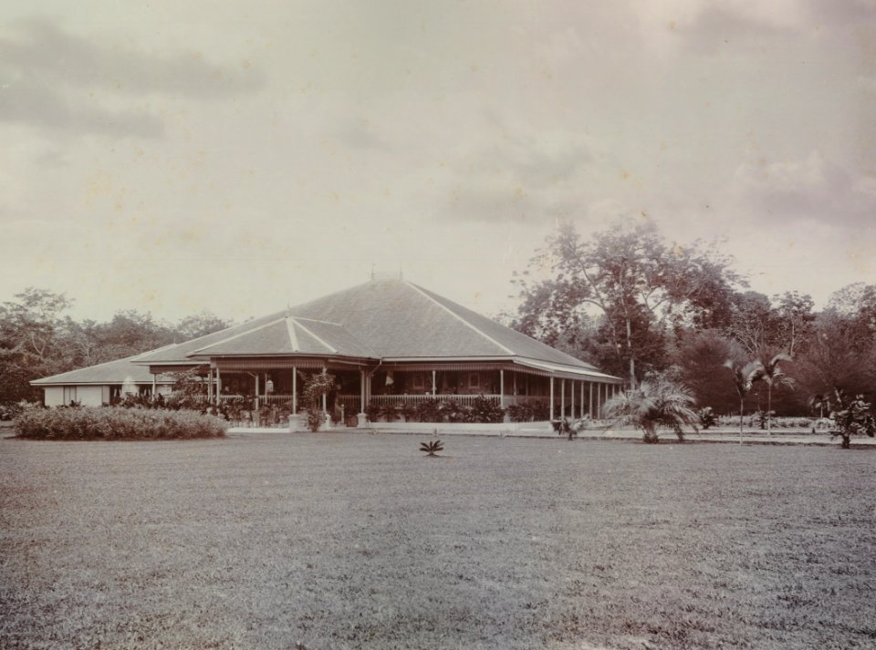 KITLV - 103522 - Kleingrothe, C.J. - Medan & Tandjong Poera - O.K. v. Sumatra - House of M. J. Thiele, head administrator at the plantation Padang Bulan of the Amsterdam Deli Company in Medan, Sumatra - 1897-1903