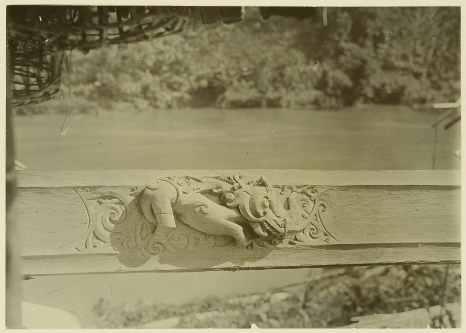 KITLV - 25712 - Demmeni, J. - Woodcarving (dog) on the paneling in the house of Kwing Irang, head of the Kayans on the Upper Mahakam - 1898-1900