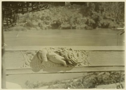 KITLV - 25712 - Demmeni, J. - Woodcarving (dog) on the paneling in the house of Kwing Irang, head of the Kayans on the Upper Mahakam - 1898-1900