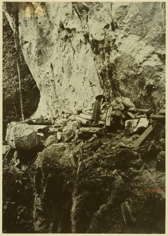 KITLV - 25716 - Demmeni, J. - Overhanging cliff of limestone, on the Liang Nanja River, under which the Pnihings (Penihings) have buried their coffins - 1898-1900