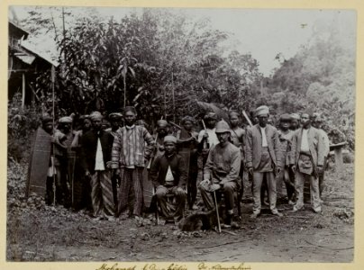 KITLV - 25785 - Demmeni, J. - Legation of the Lower Mahakam to the Bloeoe River, Central Borneo. Sitting from the left to the right- Dr. A. W. Nieuwenhuis, Si Ding Ledju. Besides standing Mohammed Raib - 1896-1897