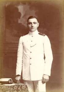 KITLV - 183214 - Kurkdjian - Soerabaia - Studio portrait of an officer of the Royal Packet Company in Surabaya - circa 1915